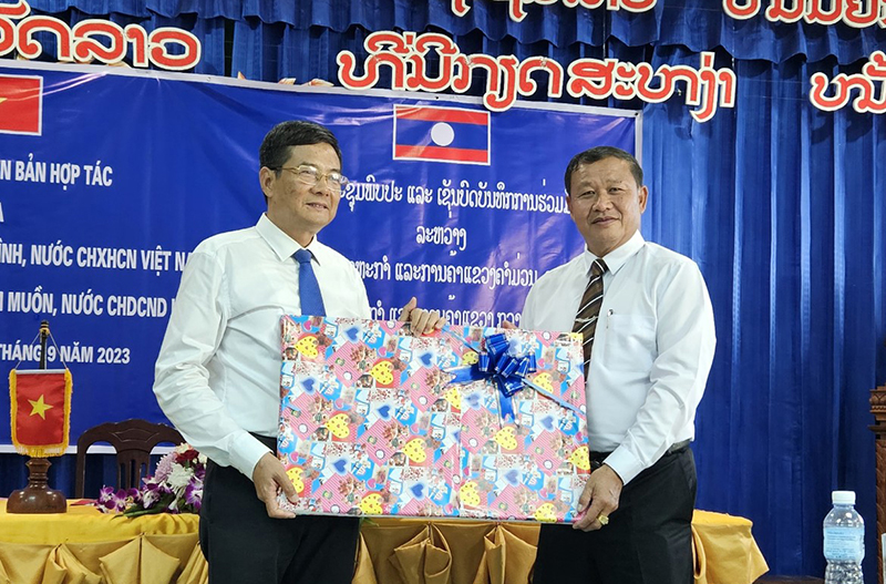 Lãnh đạo Sở Công thương Quảng Bình tặng quà lưu niệm tỉnh Khăm Muồn.
