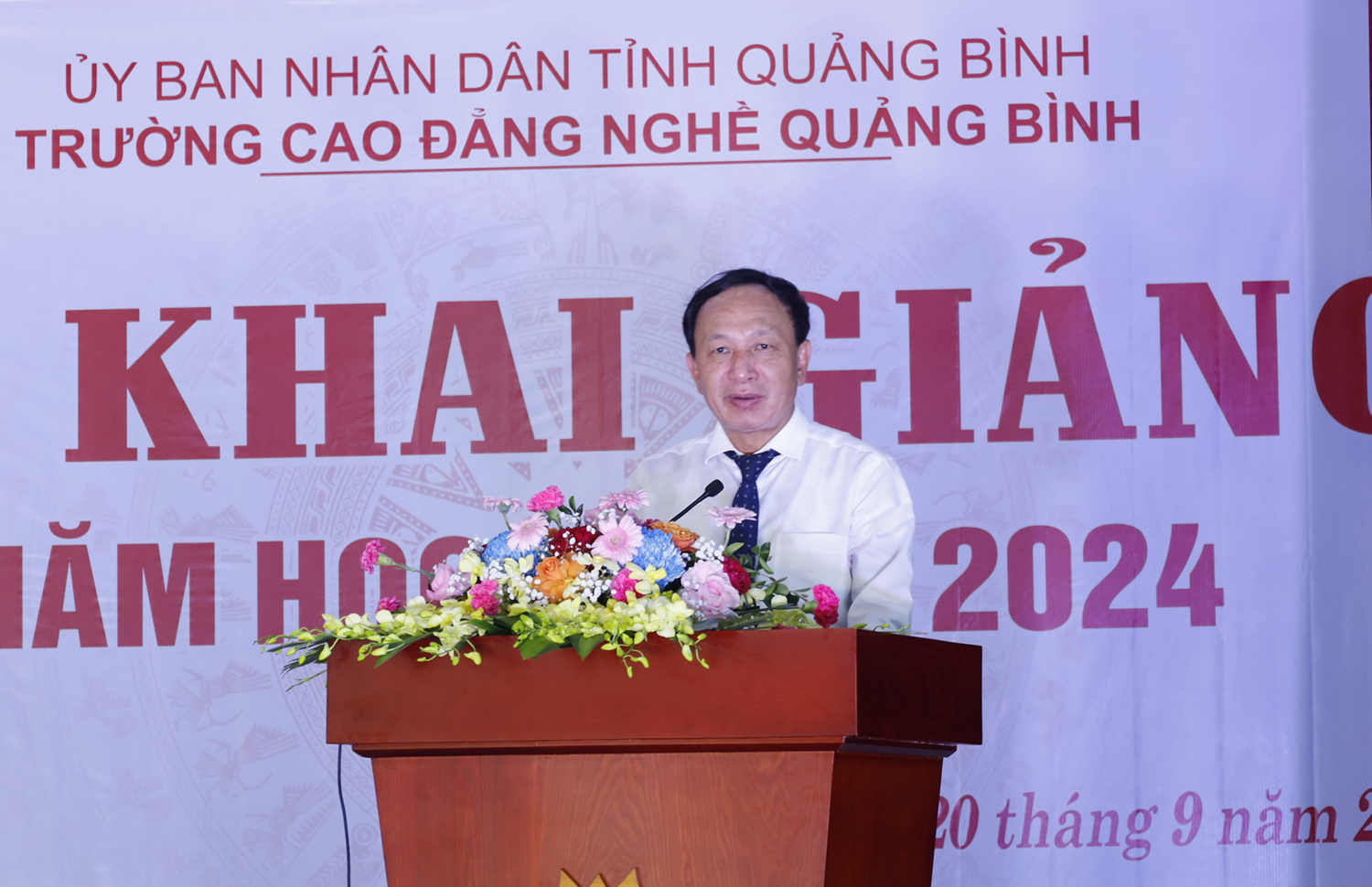 Đồng chí Phó Bí thư Thường trực Tỉnh ủy Trần Hải Châu phát biểu tại buổi lễ khai giảng.