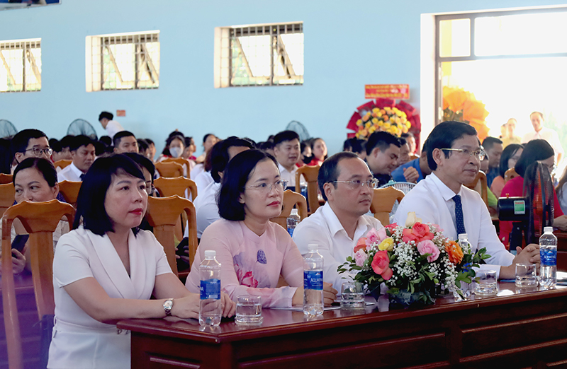 Đồng chí Phó Chủ tịch UBND tỉnh Hồ An Phong và đại diện lãnh đạo các sở, ban, ngành đại biểu dự buổi lễ.