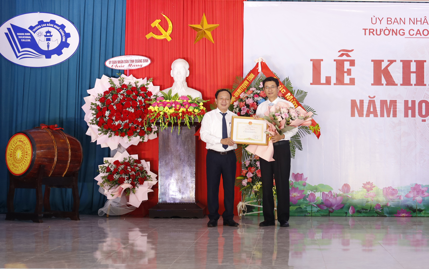 Đồng chí Phó Bí thư Thường trực Tỉnh ủy Trần Hải Châu trao bằng khen của Chủ tịch UBND tỉnh cho Trường cao đẳng Nghề Quảng Bình.