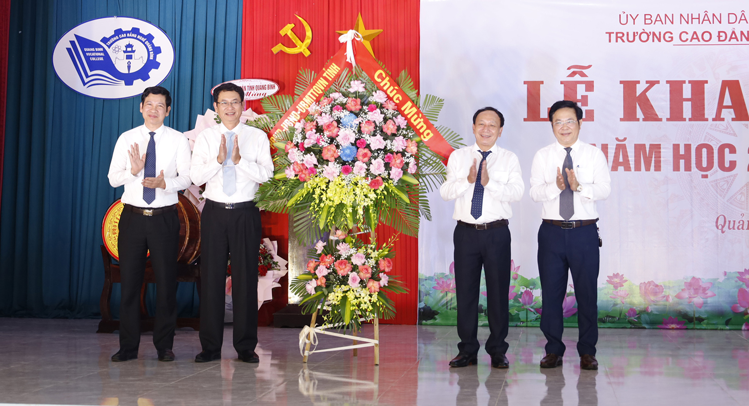 Đồng chí Phó Bí thư Thường trực Tỉnh ủy Trần Hải Châu tặng hoa chúc mừng năm học mới. 