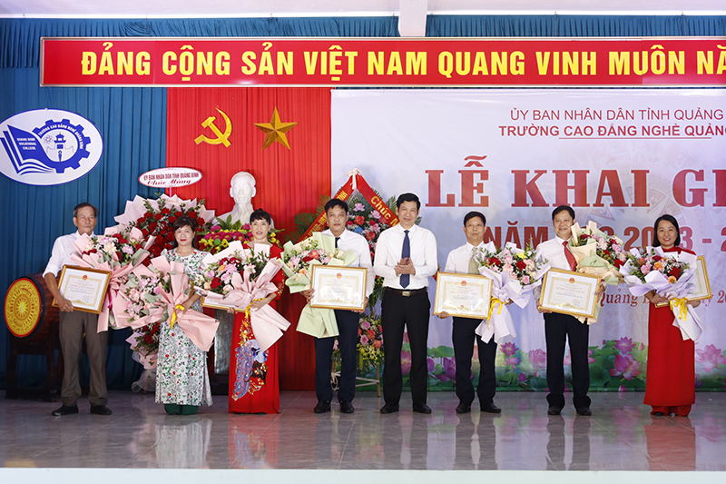Đồng chí Phó Chủ tịch UBND tỉnh Hồ An Phong trao bằng khen cho các tập thể, cá nhân có thành tích xuất sắc trong công tác. 