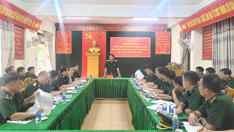 Thiếu tướng Mai Văn Hồng, Phó Cục trưởng Cục Nhà trường đánh giá cao kết quả sử dụng tiếng nước láng giềng tại Đồn Biên phòng CKQT Cha Lo.
