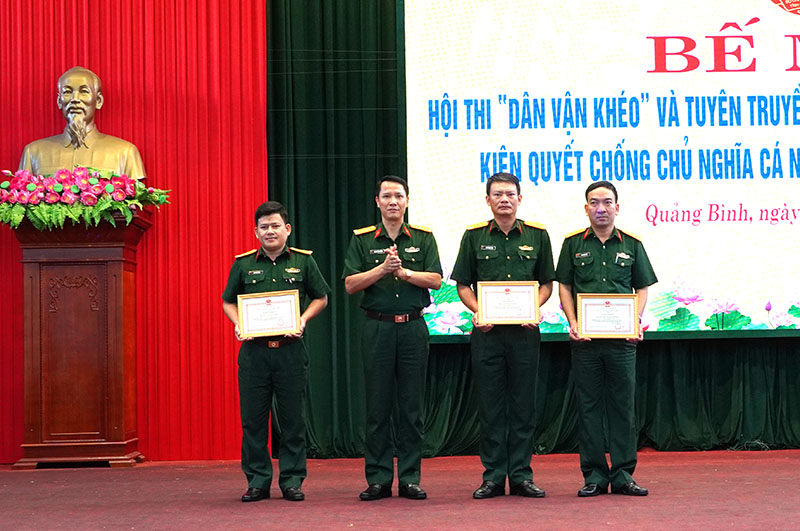 Đồng chí đại tá Đinh Xuân Hướng, Chính ủy Bộ CHQS tỉnh trao giải nhất cho các đội.
