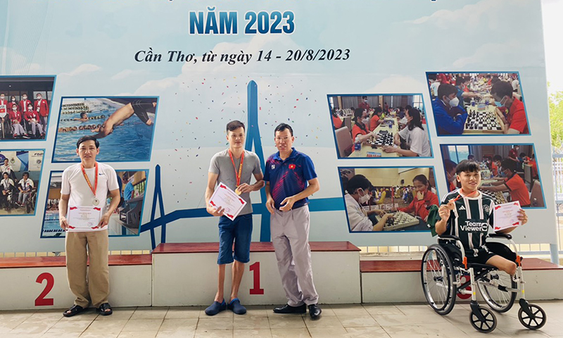 VĐV Phạm Thanh Sơn (ngoài cùng bên trái) đã thi đấu nỗ lực để giành 4 huy chương bạc ở các nội dung bơi.