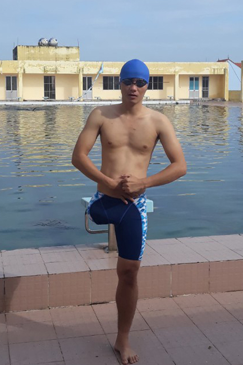  VĐV Phạm Thanh Sơn khởi động để tập luyện tại Bể bơi tổng hợp tỉnh.