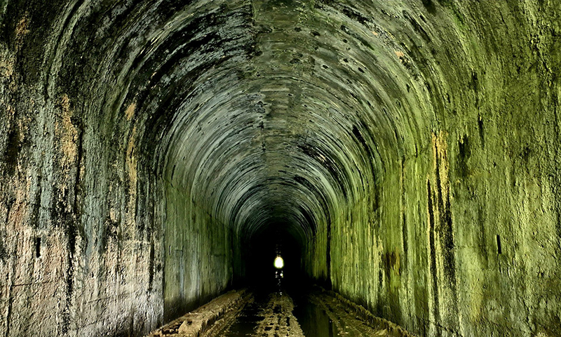 Hầm xuyên núi dài 500m tại xã Thanh Hóa (Tuyên Hóa) vẫn còn nguyên vẹn với kết cấu vững chắc.