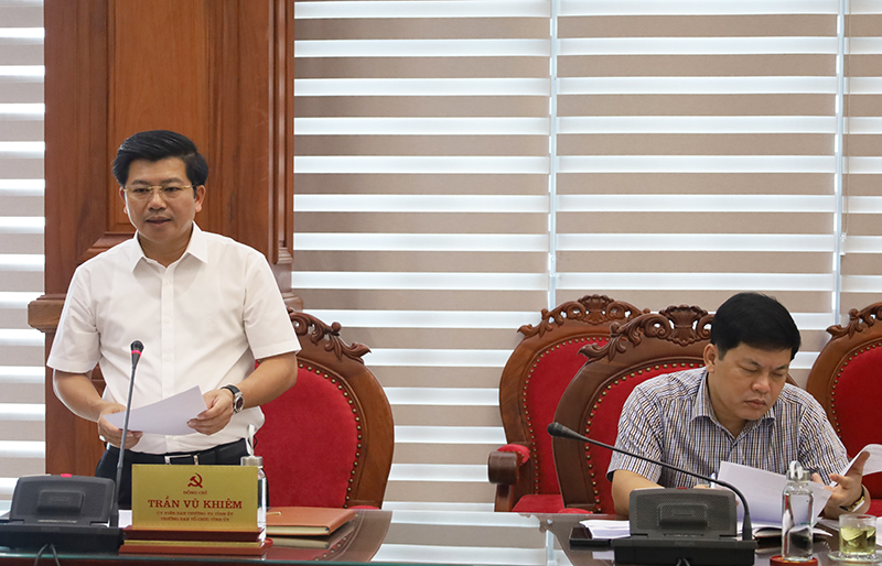 Đồng chí Trưởng ban Tổ chức Tỉnh ủy Trần Vũ Khiêm báo cáo công tác chuẩn bị, triển khai hội thi bí thư chi bộ giỏi cấp tỉnh năm 2023.
