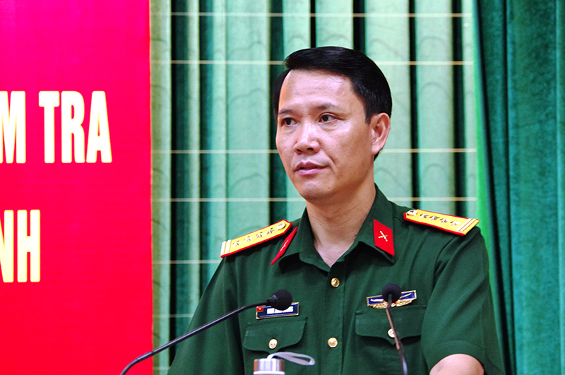 Đại tá Đinh Xuân Hướng, Phó Bí thư Đảng ủy, Chính ủy Bộ CHQS tỉnh phát biểu kết luận tại hội nghị. 