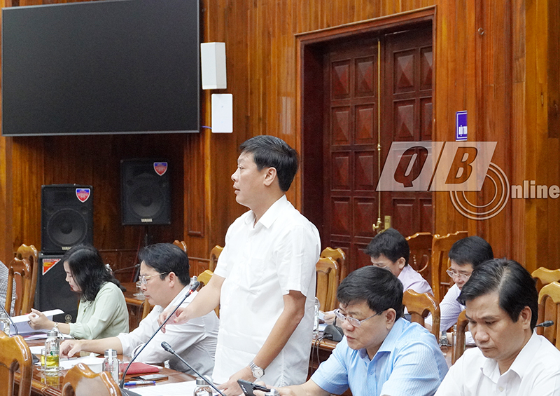Lãnh đạo UBND huyện Bố Trạch phát biểu tại cuộc họp.