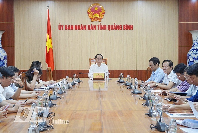 Đồng chí Phó Chủ tịch UBND tỉnh Phan Mạnh Hùng và các đại biểu dự hội nghị tại điểm cầu tỉnh Quảng Bình.