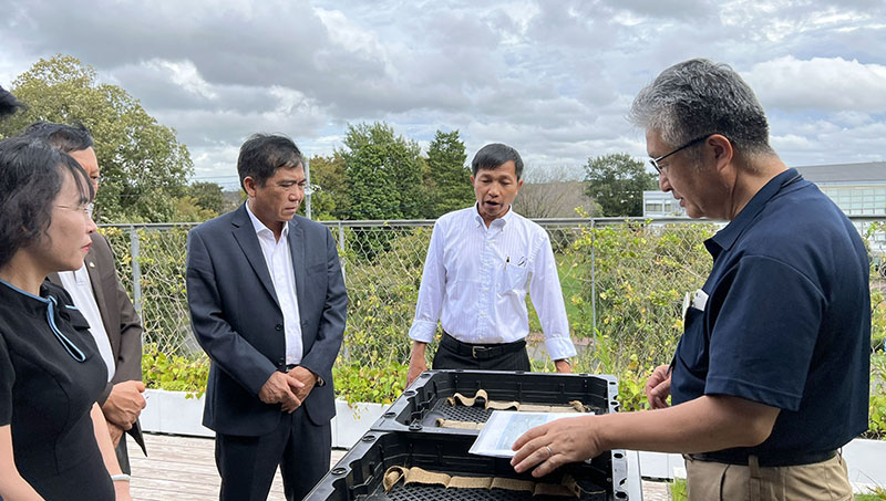 Đồng chí Phó Chủ tịch Thường trực UBND tỉnh Đoàn Ngọc Lâm nghe giới thiệu công nghệ trồng cây trong các tòa nhà cao tầng