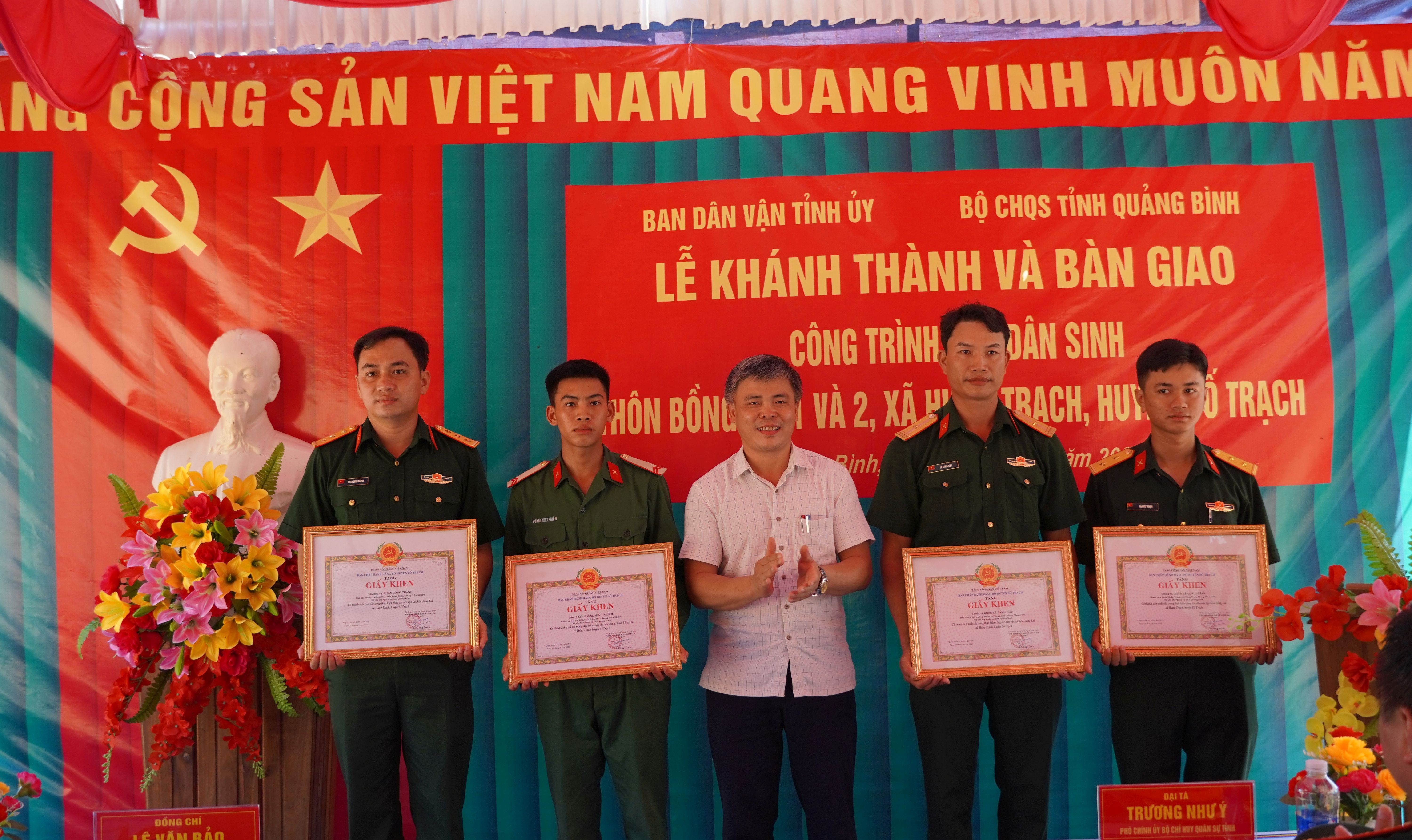 Lãnh đạo huyện Bố Trạch tặng giấy khen cho cán bộ chiến sỹ thuộc Bộ CHQS tỉnh có thành tích xuất sắc trong thực hiện công trình.