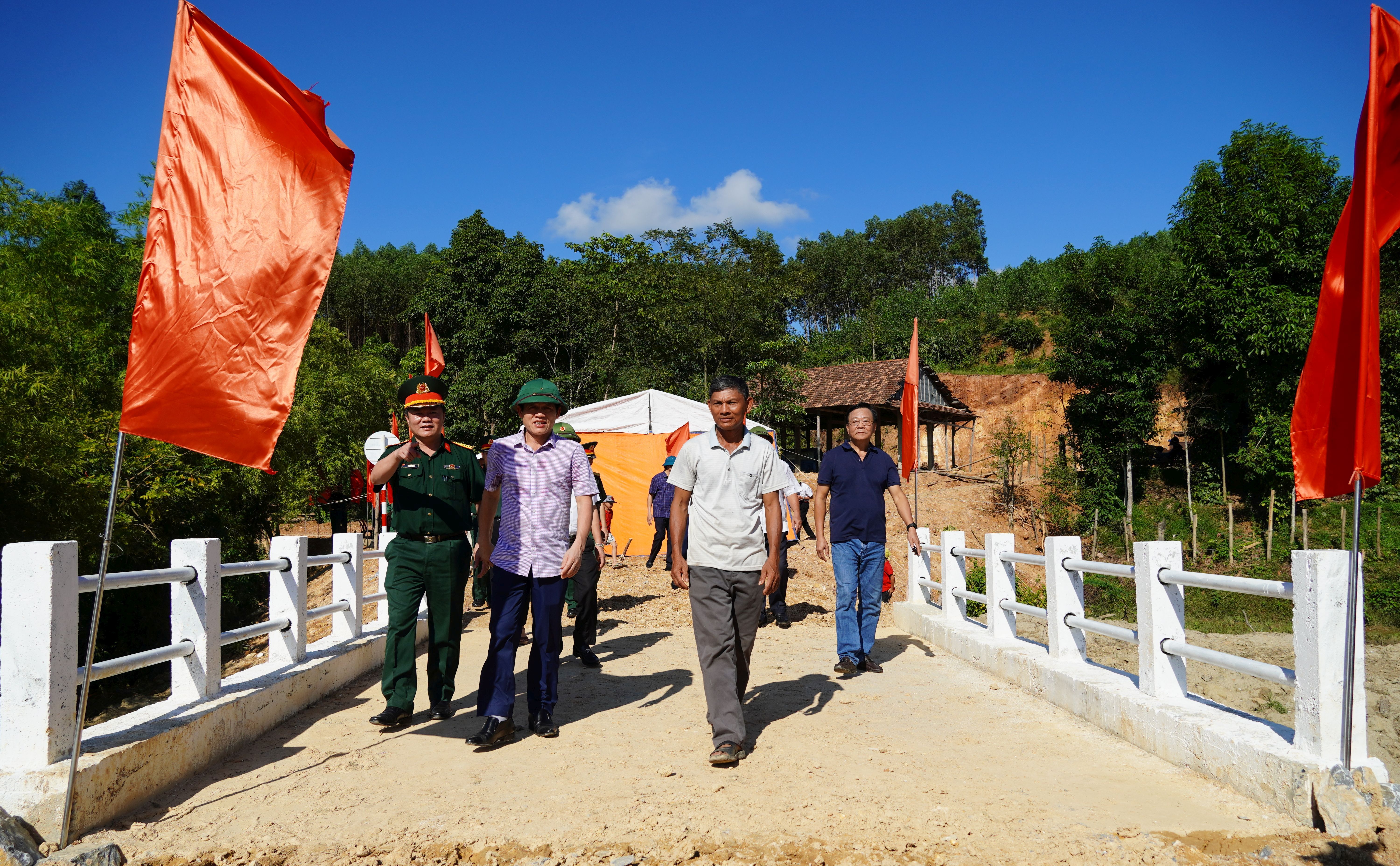 Đồng chí Chủ nhiệm UBKT Tỉnh ủy Lê Văn Bảo và các đại biểu tham quan công trình cầu dân sinh NTM nối thôn Bồng Lai I và Bồng Lai II.