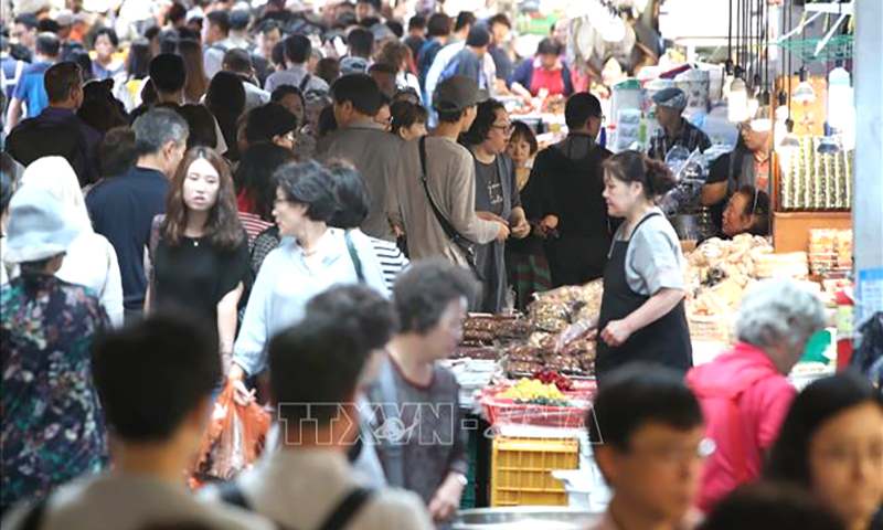  Người dân mua sắm chuẩn bị cho Tết Trung thu tại chợ Gwangjang ở Seoul ngày 22/9/2018. Ảnh: YONHAP/TTXVN