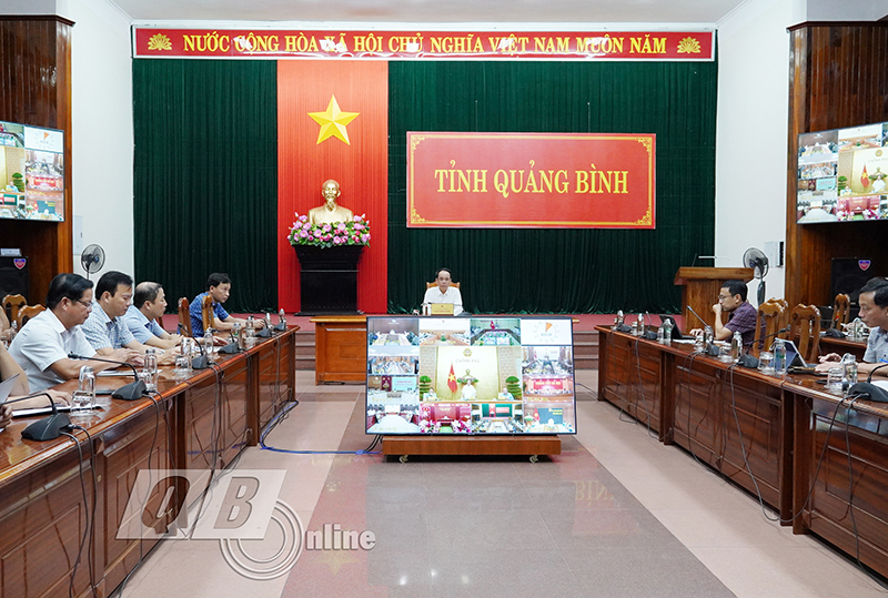 Đồng chí Phó Chủ tịch UBND tỉnh Phan Mạnh Hùng và các đại biểu dự cuộc họp tại điểm cầu tỉnh Quảng Bình. 