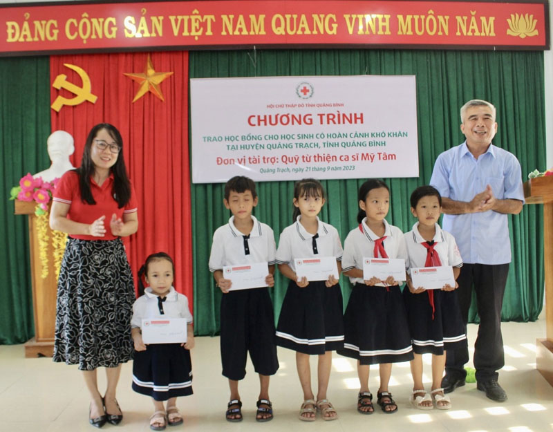Trao học bổng cho các học sinh Trường tiểu học Quảng Lưu.