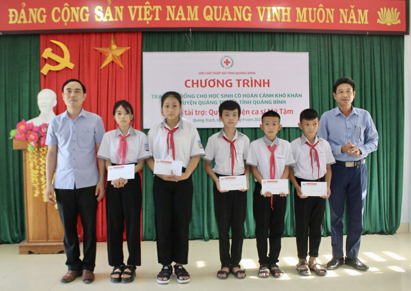Các học sinh Trường THCS Quảng Lưu được nhận học bổng từ Quỹ Từ thiện Mỹ Tâm.