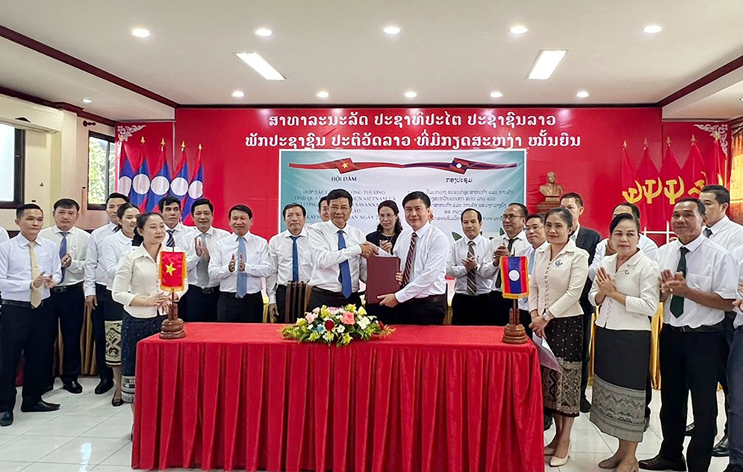 Lãnh đạo Sở Công thương hai tỉnh Quảng Bình và Sạ-vẳn-na-khệt ký kết biên bản hội đàm.