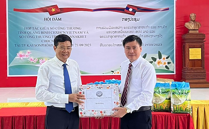 Lãnh đạo Sở Công thương Quảng Bình tặng quà lưu niệm Sở Công thương tỉnh Sạ-vẳn-na-khệt.