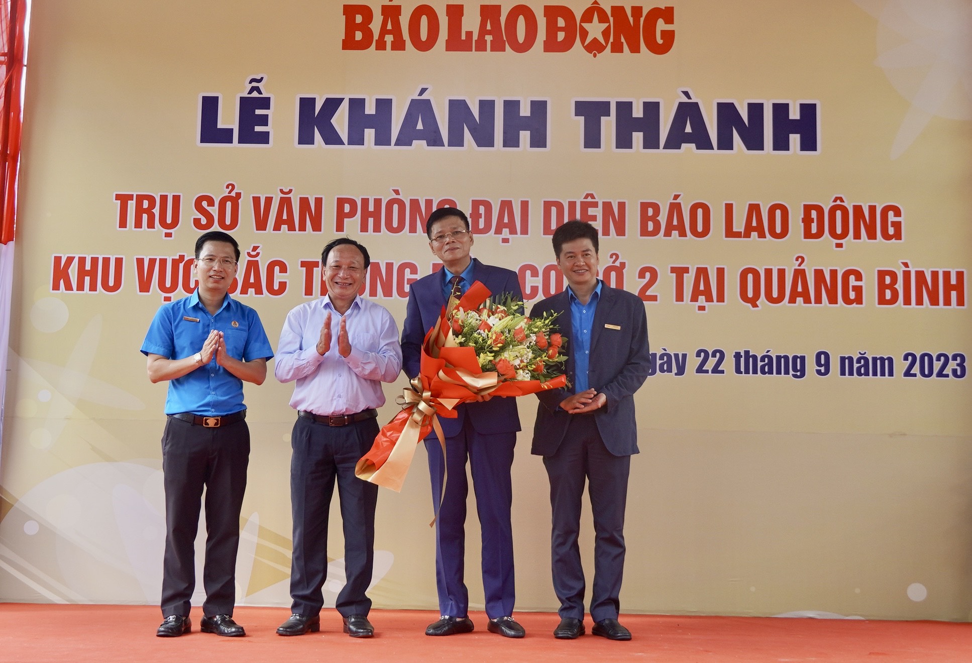 Đồng chí Phó Bí thư Thường trực Tỉnh ủy Trần Hải Châu tặng hoa chúc mừng khánh thành trụ sở văn phòng đại diện khu vực Bắc Trung bộ cơ sở 2. 