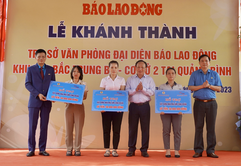 Đồng chí Phó Bí thư Thường trực Tỉnh ủy Trần Hải Châu và đại diện lãnh đạo Báo Lao động, LĐLĐ tỉnh trao biển tượng trung hỗ trợ  