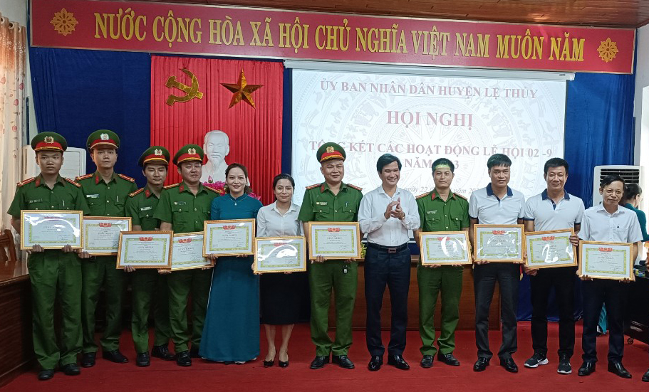 Lãnh đạo huyện Lệ Thủy trao giấy khen cho các cá nhân có thành tích trong công tác tổ chức lễ hội 2/9.