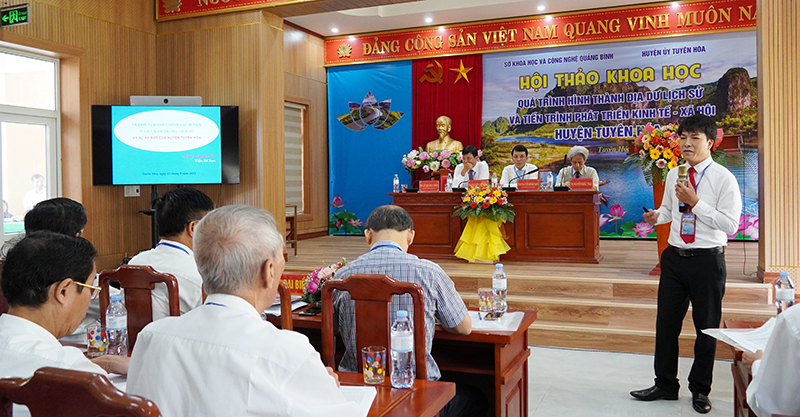 TS. Lê Quang Chắn, Phó Viện trưởng Viện sử học Việt Nam nêu tham luận.