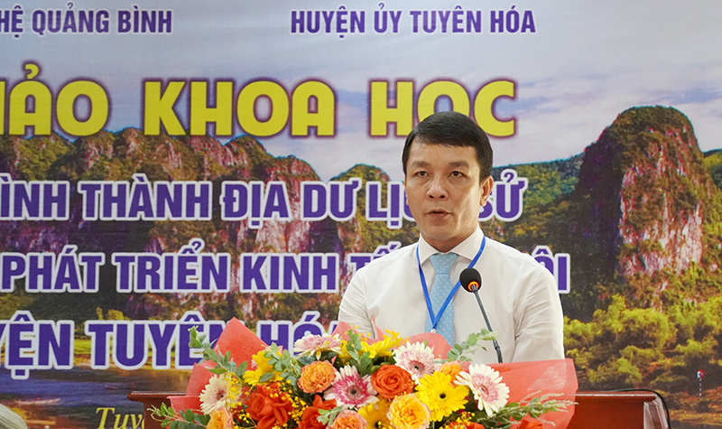 Đồng chí Nguyễn Hoài Nam, Bí thư Huyện ủy phát biểu chào mừng hội thảo.