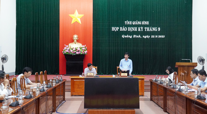 Đồng chí Phó Chủ tịch UBND tỉnh Hồ An Phong chủ trì buổi họp báo. 