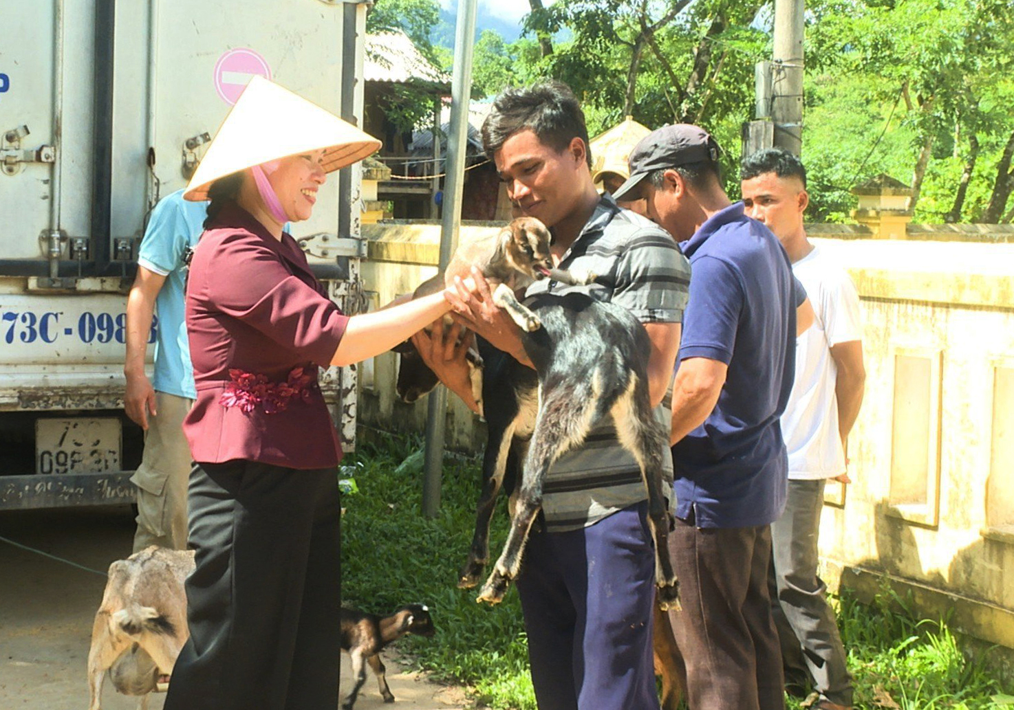   Ủy ban MTTQ Việt Nam huyện Lệ Thủy trao đàn dê giống sinh sản cho người dân ở bản Bạch Đàn, xã Lâm Thủy.