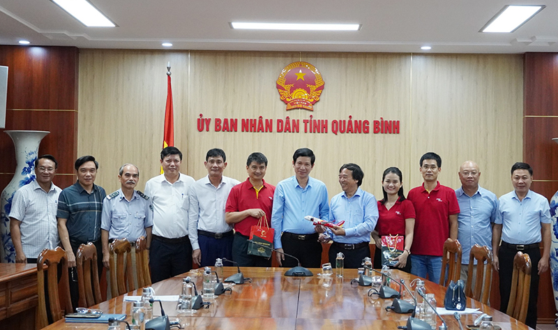 Tỉnh Quảng Bình và Công ty CP hàng không Vietjet trao đổi cơ hội hợp tác, xúc tiến du lịch bằng đường hàng không.