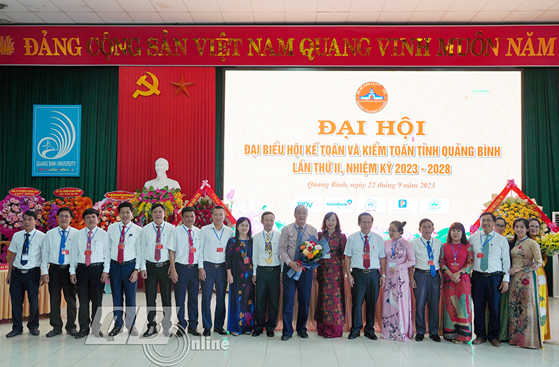 Ban Chấp hành Hội Kế toán và Kiểm toán tỉnh Quảng Bình nhiệm kỳ 2023-2028 ra mắt đại hội.
