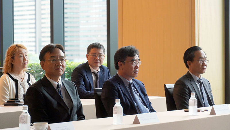 Đồng chí Bí thư Tỉnh ủy Vũ Đại Thắng trao đổi với Phó Chủ tịch điều hành JETRO Nakazawa Katsunori