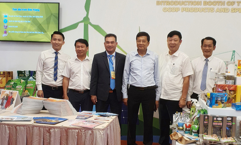 Ông Trần Văn Diến, Chủ tịch Hội đồng thành viên Công ty TNHH Diến Hồng (người thứ 2 từ bên phải sang) tích cực tham gia các hoạt động kinh tế thương mại của tỉnh.