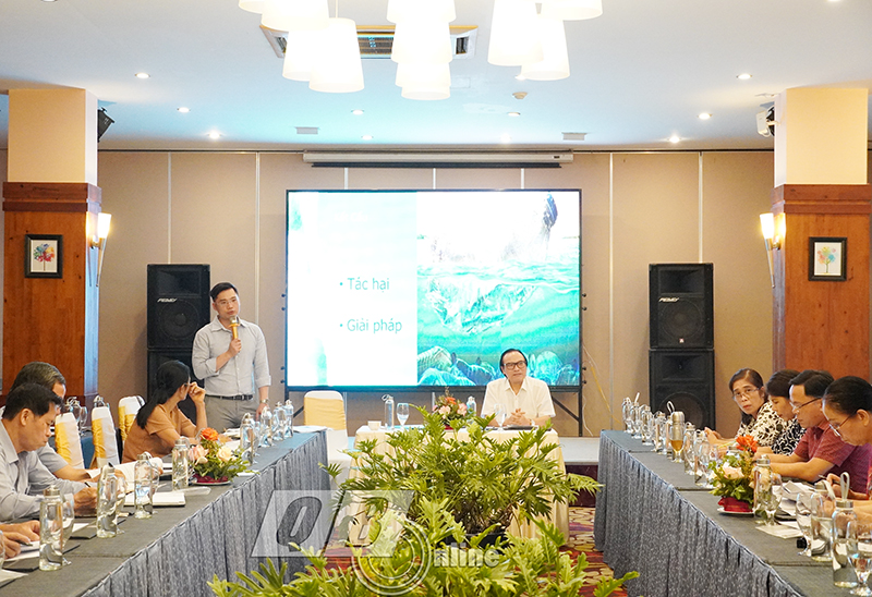 Tiến sĩ Nguyễn Hùng Cường, Viện nghiên cứu khoa học Biển và Hải đảo trình bày tham luận về tác hại của ô nhiễm biển do rác thải nhựa.