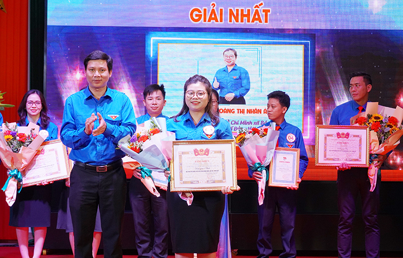 Anh Đặng Đại Bàng, Tỉnh đoàn trao giải nhất cho thí sinh Hoàng Thị Nhân Ái, Bí thư Đoàn xã Bảo Ninh (TP. Đồng Hới).