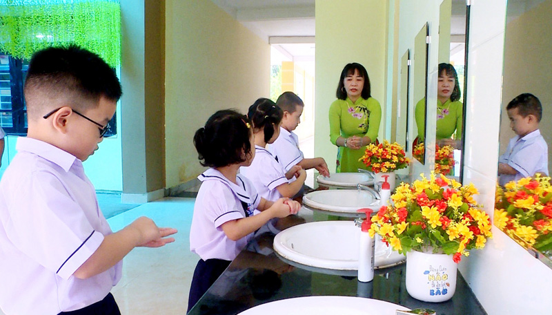 Các nhà trường tăng cường dẫn cho học sinh các bước rửa tay bằng xà phòng để phòng bệnh đau mắt đỏ.