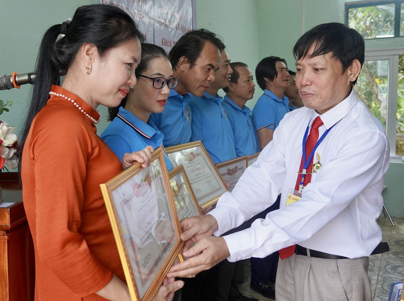 Đại diện lãnh đạo Hội Đông y tỉnh trao giấy khen cho các học viên, hội viên có thành tích xuất sắc trong học tập và công tác hội năm 2023.