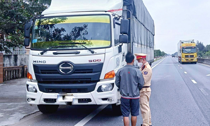 Lực lượng Cảnh sát giao thông kiểm tra xe tải lưu thông trên tuyến Quốc lộ 1.