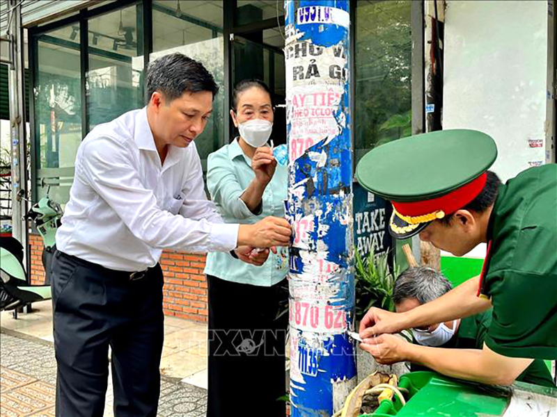 Các ban ngành, đoàn thể Quận 12 (TP Hồ Chí Minh) gỡ bỏ quảng cáo  