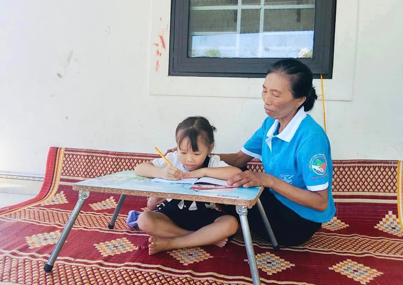 Bà Bùi Thị Tuyết chăm lo bé Võ Hoài Phương Thảo (học lớp 4) được bà nhận làm “Mẹ đỡ đầu”.