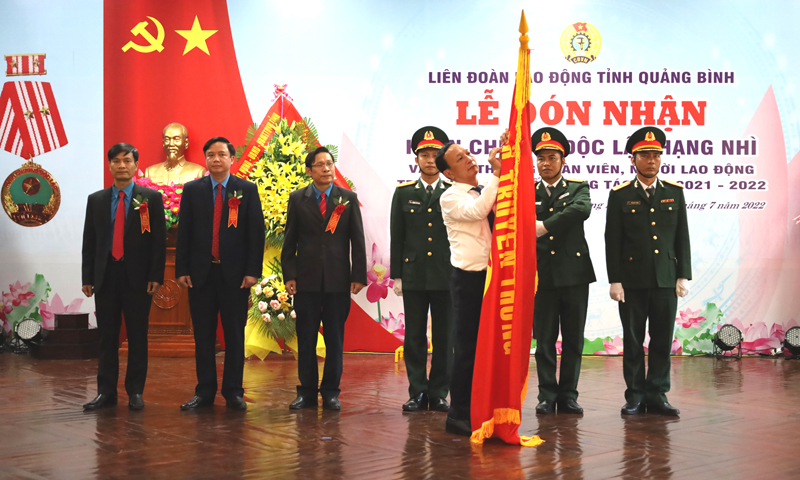Thừa ủy quyền của Chủ tịch nước, đồng chí Phó Bí thư Thường trực Tỉnh ủy Trần Hải Châu gắn Huân chương Độc lập hạng Nhì lên lá cờ truyền thống của LĐLĐ tỉnh.