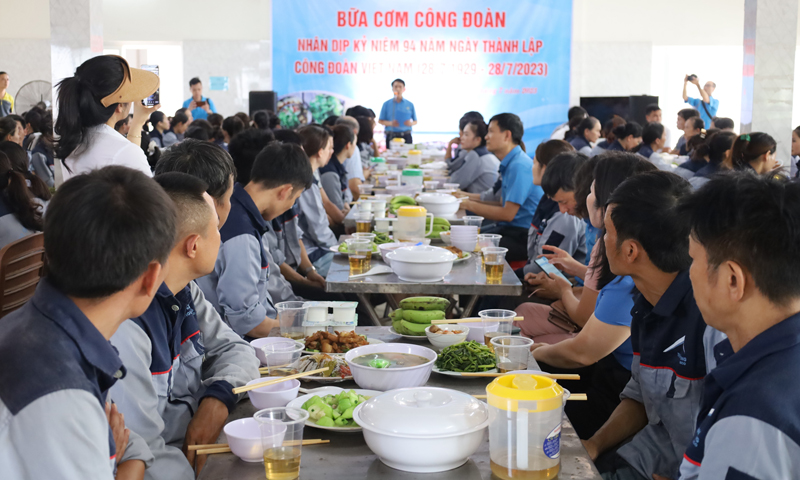 LĐLĐ tỉnh tổ chức “Bữa cơm Công đoàn” tri ân người lao động cho gần 200 công nhân lao động của Nhà máy Ván ép Thăng Long (Khu Công nghiệp Bắc Đồng Hới).