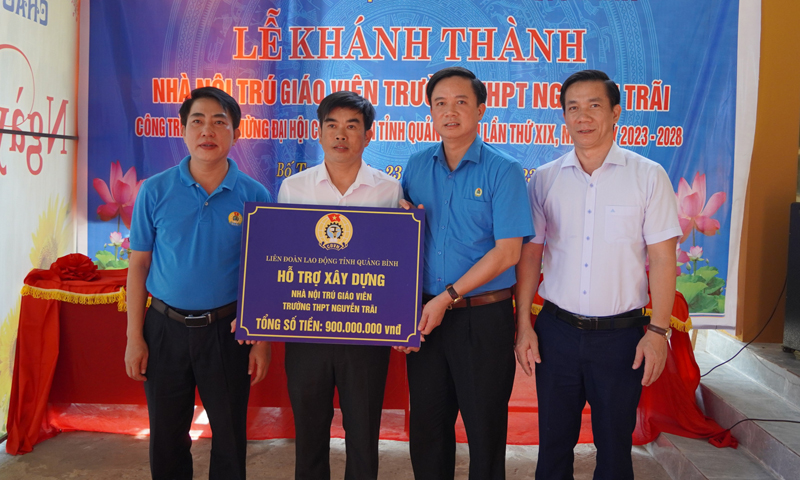 Đại diện lãnh đạo LĐLĐ tỉnh trao hỗ trợ xây dựng công trình chào mừng Đại hội Công đoàn tỉnh lần thứ XIX.