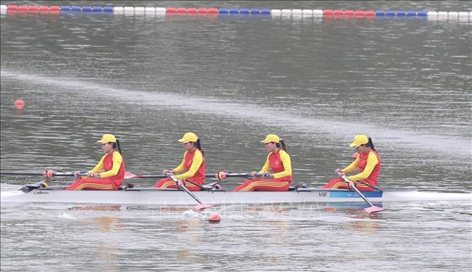 Đội thuyền bốn nữ hạng nặng môn rowing (Đinh Thị Hảo, Dư Thị Bông, Phạm Thị Huệ, Hà Thị Vui) giành HCĐ. Ảnh: Hoàng Linh/TTXVN