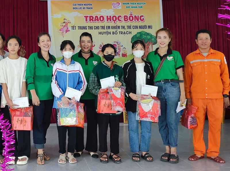 Câu lạc bộ thiện nguyện Điện lực Bố Trạch, nhóm từ thiện Đức Nhân Tâm và Hội người mù huyện Bố Trạch trao quà cho các em khiếm thị.