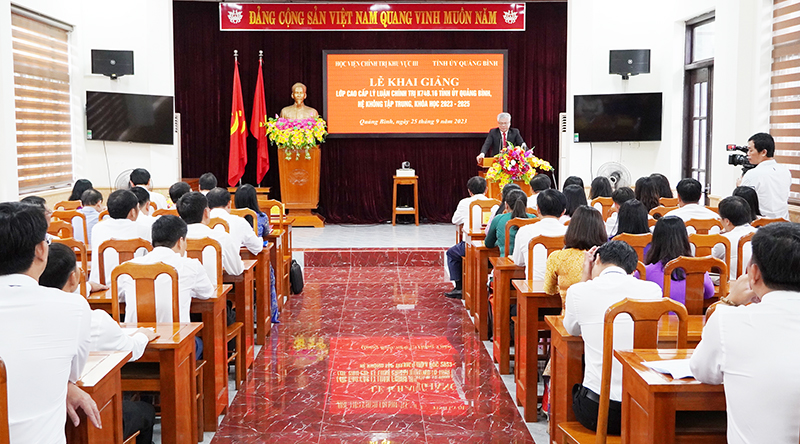 Toàn cảnh lễ khai giảng.