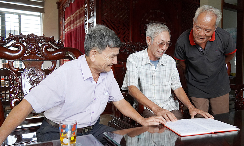 Bí thư Chi bộ TDP 11 Trần Hữu Long (người ở phía trái) 75 tuổi vẫn “một vai hai việc” bàn bạc công việc với các đảng viên.