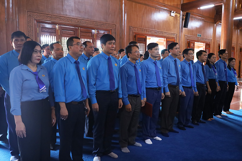 Đoàn đại biểu dự Đại hội Công đoàn tỉnh Quảng Bình làm lễ dâng hương tưởng nhớ Bác Hồ và các anh hùng liệt sỹ.